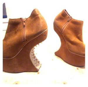 Bumper tan colered spiked hilled arch